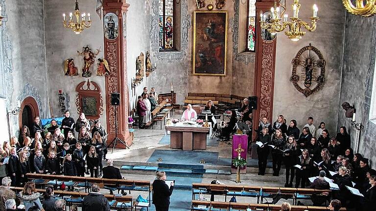 Der Karbacher Kinder- und Jugendchor gestaltete am Sonntag unter Leitung von Olga Bohn-Kaliakina einen Gottesdienst zu seinem 20-jährigen Gründungsjubiläum in der St.-Vitus-Kirche.