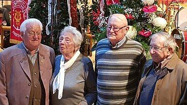 Für 70 Jahre Treue zur IG Metall wurden diese Gewerkschafter von Walther Mann, 1. Bevollmächtigter der IG Metall Würzburg (links), Andrea Fehrmann, IG Metall Bezirksleitung Bayern (Dritte von links) und Werner Flierl, 2. Bevollmächtigter der IG Metall Würzburg (rechts) geehrt.