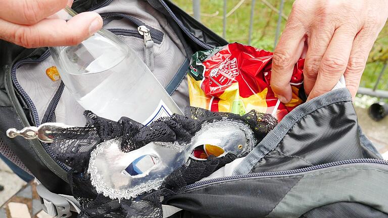 Mitgebrachter Alkohol ist beim Faschingsumzug und -treiben in Poppenlauer künftig tabu. Taschenkontrollen sollen helfen, dass sich alle Besucher daran halten. Symbolfoto Heike Beudert - Mitgebrachter Alkohol ist beim Faschingsumzug und -treiben in Poppenlauer künftig tabu. Taschenkontrollen sollen helfen, dass sich alle Besucher daran halten. Symbolfoto Heike Beudert Mitgebrachter Alkohol ist beim Faschingsumzug und -treiben in Poppenlauer künftig tabu. Taschenkontrollen sollen helfen, dass sich alle Besucher daran halten. Symbolfoto Heike Beudert - Mitgebrachter Alkohol ist beim Faschingsumzug und -treiben in Poppenlauer künftig tabu. Taschenkontrollen sollen helfen, dass sich alle Besucher daran halten. Symbolfoto Heike Beudert
