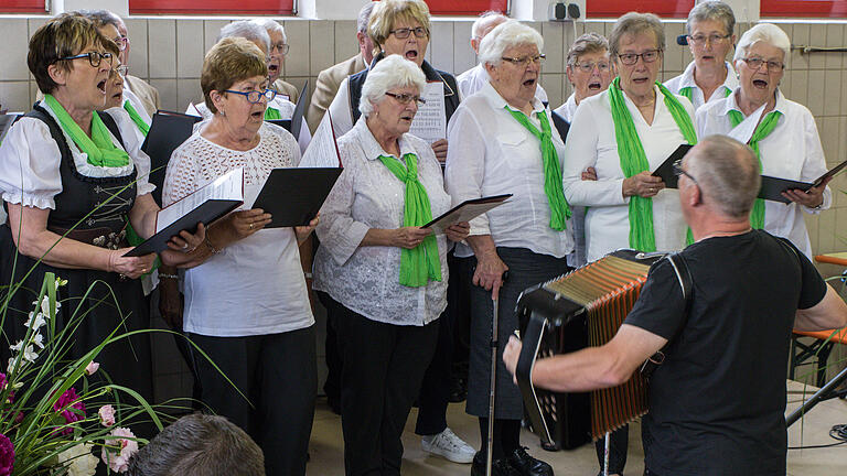 Musikalisch begleitete der Gesangverein &quot;Liederkranz&quot; Mittelsinn unter der Leitung von Ingo Blum den Kommersabend der Mittelsinner Wehr