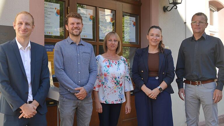 Mike Bräutigam ist der Leiter der neuen Musikschule Marktheidenfeld. Das Bild von der Begrüßung zeigt (von links) Marktheidenfelds Geschäftsleitenden Beamten Matthias Hanakam, Musikschulleiter Mike Bräutigam, Ansprechpartnerin Daniela Hock, Vhs-Leiterin Sabine Banuelos sowie Zweiten Bürgermeister Christian Menig. Mike Bräutigam ist der Leiter der neuen Musikschule Marktheidenfeld. Das Bild von der Begrüßung zeigt (von links) Marktheidenfelds Geschäftsleitenden Beamten Matthias Hanakam, Musikschulleiter Mike Bräutigam, Ansprechpartnerin Daniela Hock, Vhs-Leiterin Sabine Banuelos sowie Zweiten Bürgermeister Christian Menig.