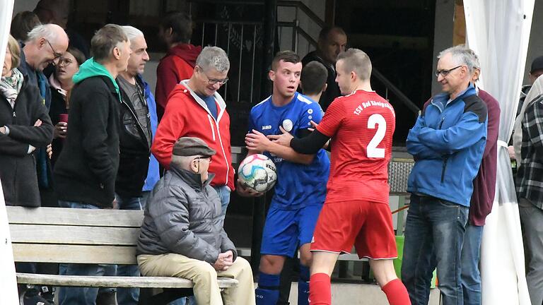 In Rannungen sind die Zuschauer amüsiert, wem denn nun der Ball zusteht. Kevin Erhard (links) vom FV Rannungen) und Jakob Wiesenmüller (Bad Königshofen) haben unterschiedliche Meinungen. Foto: Hopf       -  In Rannungen sind die Zuschauer amüsiert, wem denn nun der Ball zusteht. Kevin Erhard (links) vom FV Rannungen) und Jakob Wiesenmüller (Bad Königshofen) haben unterschiedliche Meinungen. Foto: Hopf