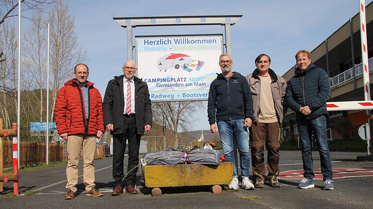 Begrüßung des neuen Campingplatzpächters Andre Benkert (Mitte) durch (v.l.) Peter Interwies, Jürgen Lippert, Christian Gabrys und Matthias Risser