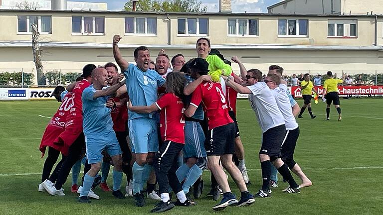 So sehen Sieger aus: Die Spielgemeinschaft FC Gerolzhofen/DJK Michelau hat im Elfmeterschießen den FC Bayern bezwungen und wurde Bayerischer Meister der A-Senioren. So sehen Sieger aus: Die Spielgemeinschaft FC Gerolzhofen/DJK Michelau hat im Elfmeterschießen den FC Bayern bezwungen und wurde Bayerischer Meister der A-Senioren.