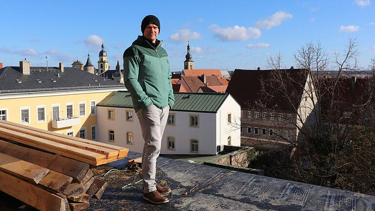 Der Immobilienentwickler Wolfgang Rosentritt steht auf dem Dach des ehemaligen Kaufhauses Storg, das er in den vergangenen Jahren zum Wohn- und Geschäftshaus umgebaut hat.