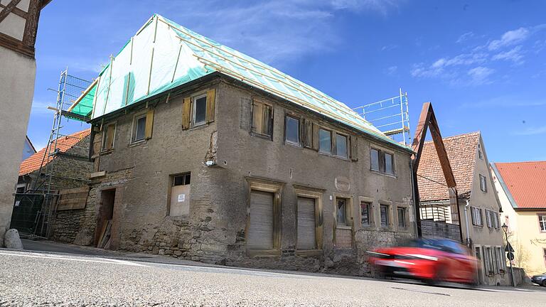Die ehemalige Synagoge in Aub befindet sich seit Jahren in einem schlechten Zustand und sollte eigentlich abgerissen werden. Die ehemalige Synagoge in Aub befindet sich seit Jahren in einem schlechten Zustand und sollte eigentlich abgerissen werden. 