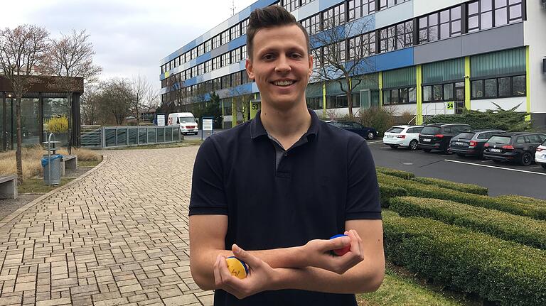Maximilian Roos ist Spieler und Trainer beim Würzburger FV und befasst sich ausführlich mit dem Thema Brainkinetik. Maximilian Roos ist Spieler und Trainer beim Würzburger FV und befasst sich ausführlich mit dem Thema Brainkinetik.