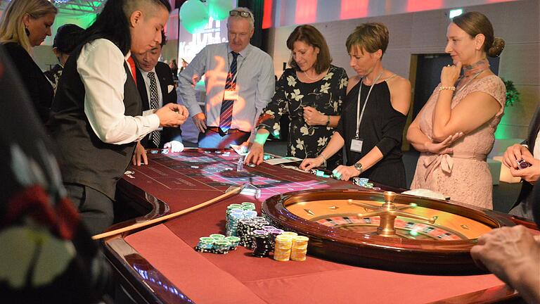 100 Jahre Kräuter Mix: Zur Jubiläumsfeier in der Wiesentheider Steigerwaldhalle gehörte auch ein Casino mit Spieltischen für die Gäste – inklusive Spielgeld. Foto: Gerhard Krämer