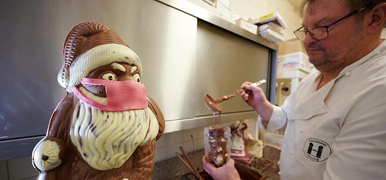 Solche Weihnachtsmänner und Nikoläuse mit Mund-Nase-Schutz bescherten Konditor Herbert Häcker in Bad Königshofen ein Riesengeschäft - und internationale Beachtung. Solche Weihnachtsmänner und Nikoläuse mit Mund-Nase-Schutz bescherten Konditor Herbert Häcker in Bad Königshofen ein Riesengeschäft - und internationale Beachtung.