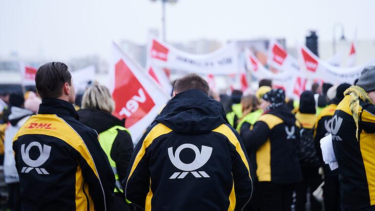 Warnstreik der Deutsche Post       -  Mitarbeiterinnen und Mitarbeiter der Deutschen Post wollen in unbefristeten Streik gehen.