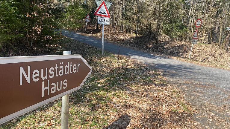 Hier geht es zum Neustädter Haus, ist am Abzweig an der Straße zwischen Sandberg und Bischofsheim unschwer zu erkennen. Dass das beliebte Ausflugsziel derzeit geschlossen ist, wird hier allerdings nicht deutlich.&nbsp;&nbsp;