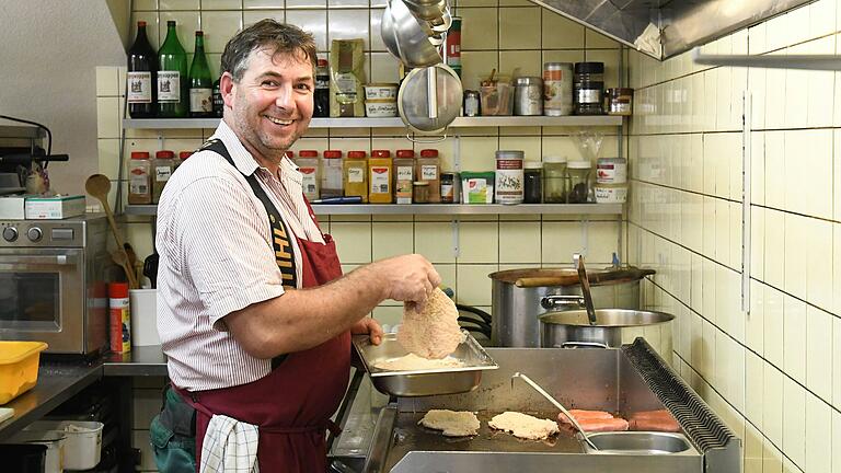 Marcel Jähnsch steht in der Küche des Wirtshauses – als zweites Standbein vertreibt er aber mittlerweile Brennholz. Marcel Jähnsch steht in der Küche des Wirtshauses – als zweites Standbein vertreibt er aber mittlerweile Brennholz.
