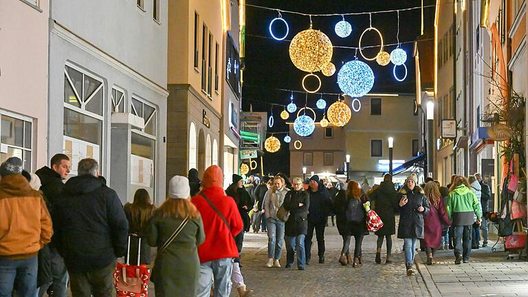 So viel Betrieb wie bei der Langen Einkaufsnacht ist in Bad Neustadts Hohnstraße nicht immer. So viel Betrieb wie bei der Langen Einkaufsnacht ist in Bad Neustadts Hohnstraße nicht immer.
