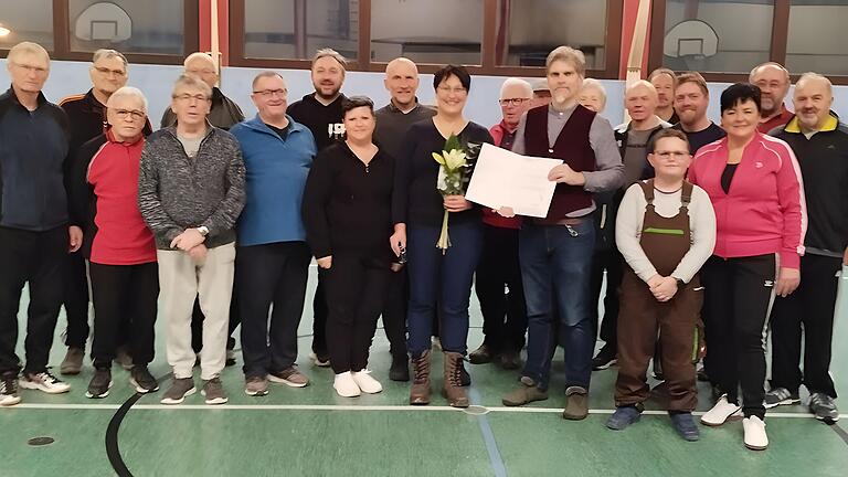 Die Herzsportgruppe der Vhs-Hassberge mit Übungsleiterin Christine Busch, Abteilungsleiter der Vhs, Christian Ruser und Dr. med Klaus Grein (Mitte) bei der Ehrung. Die Herzsportgruppe der Vhs-Hassberge mit Übungsleiterin Christine Busch, Abteilungsleiter der Vhs, Christian Ruser und Dr. med Klaus Grein (Mitte) bei der Ehrung.