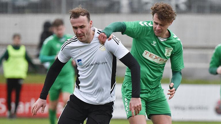 Der TSV Großbardorf II (rechts Luca Böhm) und der FC Strahlungen (links Daniel Schmitt) lieferten sich ein packendes Duell in der Fußball-Bezirksliga Ost. Der TSV Großbardorf II (rechts Luca Böhm) und der FC Strahlungen (links Daniel Schmitt) lieferten sich ein packendes Duell in der Fußball-Bezirksliga Ost.