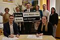 Christoph Simon und Jennifer Wolpensinger (beide sitzend) freuen sich über die neue Aufgabe im Beisein der (von links) stellvertretenden Landrätin Bettina Bärmann, Bezirksrätin Gerlinde Martin, Florian Töpper, Anja Weisgerber, stellvertretender KJR-Vorsitzender Mario Kneuer und KJR-Geschäftsführerin Sabrina Leske.