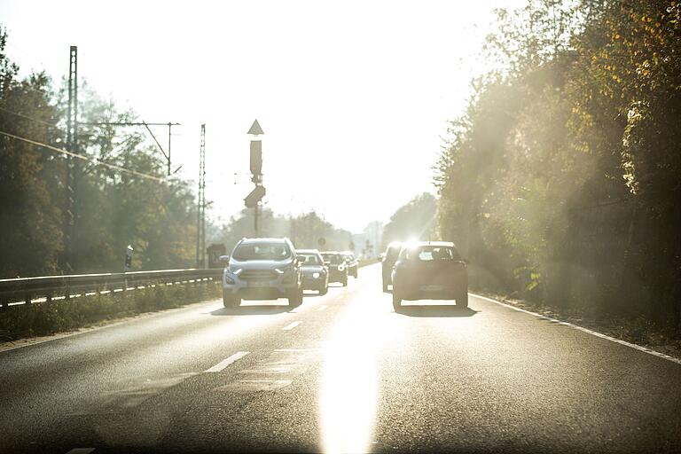 Die tiefstehende Sonne erzeugt wunderbare Lichteffekte – Autofahrer indes werden dadurch oftmals geblendet, ein Effekt, der sich bei nassen Fahrbahnen noch erhöht.&nbsp;