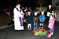 Die jungen Mäuse stehen um den Adventskranz: ihre älteste Spielkameradin hatte ihnen gerade erklärt, was es mit dem Adventskranz auf sich hat. Mit im Bild: Inge Sternecker vom Leitungsteam der Kita und Pfarrer Thomas Amrehn.