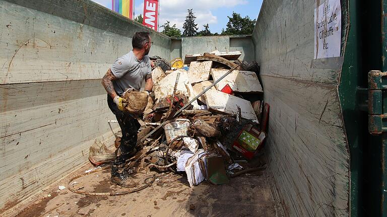 Ein Anwohner aus der Florian-Geyer-Straße in Kitzingen entsorgt seine Sachen, die dem Hochwasser im Juni zum Opfer fielen. Ein Anwohner aus der Florian-Geyer-Straße in Kitzingen entsorgt seine Sachen, die dem Hochwasser im Juni zum Opfer fielen. 