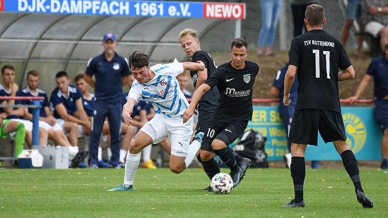 Vor den Augen seines Trainers Oliver Kröner setzt Dampfachs Robin Baumgärtner (links) den Rottendorfer Nicolas Schubert unter Druck.