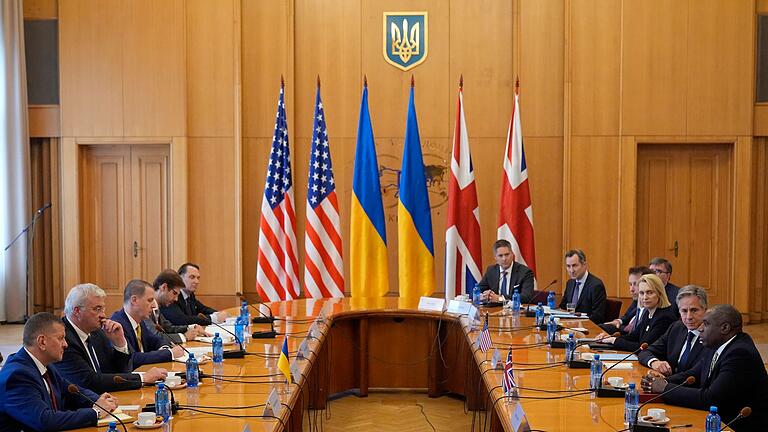 Ukraine-Krieg - Außenminister Blinken und Lammy in Kiew - Die USA und Großbritannien machen immer wieder deutlich, dass sie die Ukraine bis zu ihrem Sieg unterstützen wollen. Ukraine-Krieg - Außenminister Blinken und Lammy in Kiew - Die USA und Großbritannien machen immer wieder deutlich, dass sie die Ukraine bis zu ihrem Sieg unterstützen wollen.