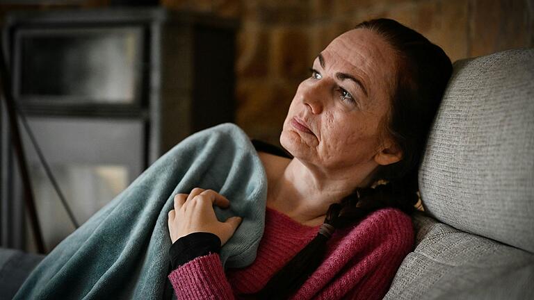 Nelly Schlimbach aus Oberpleichfeld (Lkr. Würzburg) erkrankte 2020, gleich zu Beginn der Corona-Pandemie. Sie verbringt die Tage hauptsächlich im Liegen auf der Couch. Nelly Schlimbach aus Oberpleichfeld (Lkr. Würzburg) erkrankte 2020, gleich zu Beginn der Corona-Pandemie. Sie verbringt die Tage hauptsächlich im Liegen auf der Couch. 