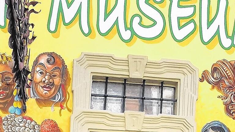 Mörderische Stimmung im Deutschen Fastnachtmuseum am Museumstag: Die zwei Krimiautoren Johannes Gerster (links) und Alexander Pelkim (Mitte) lasen aus ihren Werken. Mit im Bild Daniela Sandner (Museumsleiterin) und Bernhard Schlereth (Stiftungsvorstand).