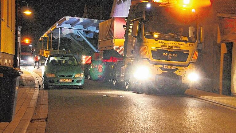 In Himmelstadt musste der Schwertransport zunächst an diesem Kleinwagen vorbeimanövrieren. In Himmelstadt musste der Schwertransport zunächst an diesem Kleinwagen vorbeimanövrieren.