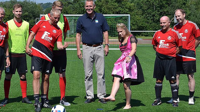 Siedlerkönigin Alena I. führt symbolisch den ersten Anstoß auf dem neuen Kunstrasenplatz im Sportzentrum Sickergrund aus.