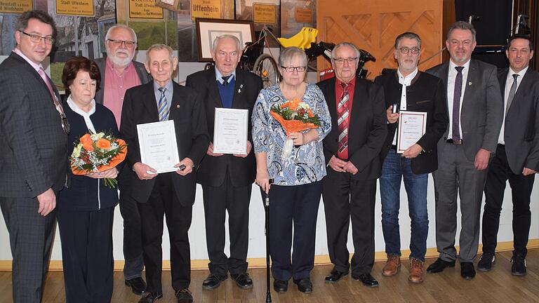 Beim Neujahrsempfang der Stadt gibt es Ehrennadeln in Gold, Silber und Bronze für Menschen, die sich stark ehrenamtlich engagieren. Das Bild zeigt (von links) Bürgermeister Wolfgang Lampe, Irmgard Barz, Ernst Gebert, Günter Beinlich, Herbert Klein, Rosalinde und Helmut Albert, Norbert Holzmann und die Bürgermeister-Stellvertreter Hermann Schuch und Stephan Popp.