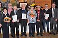 Beim Neujahrsempfang der Stadt gibt es Ehrennadeln in Gold, Silber und Bronze für Menschen, die sich stark ehrenamtlich engagieren. Das Bild zeigt (von links) Bürgermeister Wolfgang Lampe, Irmgard Barz, Ernst Gebert, Günter Beinlich, Herbert Klein, Rosalinde und Helmut Albert, Norbert Holzmann und die Bürgermeister-Stellvertreter Hermann Schuch und Stephan Popp.