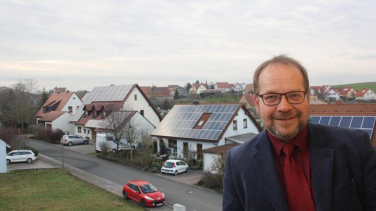 Als parteiloser Kandidat tritt Joachim Beck am 15. März für die Dettelbacher SPD zur Bürgermeisterwahl an. Das Bild zeigt ihn auf dem Balkon seiner Wohnung in Bibergau. Als parteiloser Kandidat tritt Joachim Beck am 15. März für die Dettelbacher SPD zur Bürgermeisterwahl an. Das Bild zeigt ihn auf dem Balkon seiner Wohnung in Bibergau.