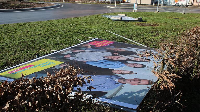 Ein Wahlplakat der FDP liegt nach dem Sturm Sabine neben dem Kreisverkehr vor dem Lohrer Frauenkloster.