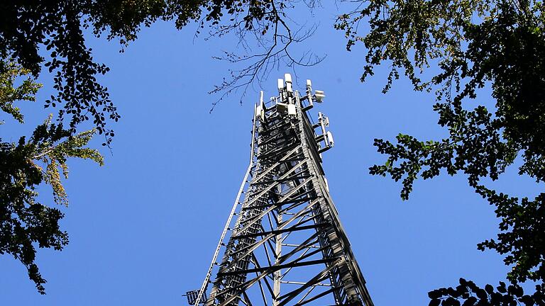 Der britische Telekommunikationskonzern Vodafone hat sein 5G-Ausbauprogramm gestartet und seine erste 5G-Antenne - unser Symbolbild zeigt einen Vodafone-Funkturm - in Rauhenebrach in Betrieb genommen. Der gesamte Landkreis soll Zug um Zug folgen.