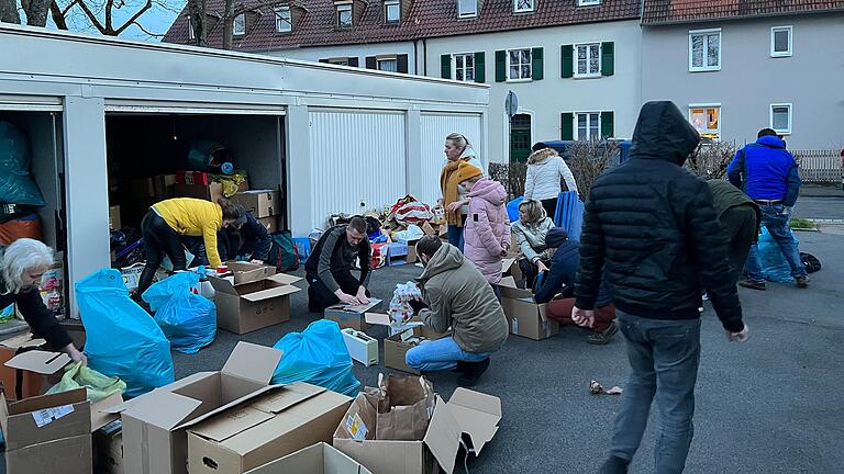 In vier Schweinfurter Garagen und einem Lagerraum in Gochsheim werden täglich zwischen 17 und 18 Uhr Spenden für die Menschen im Krieg in der Ukraine entgegen genommen.