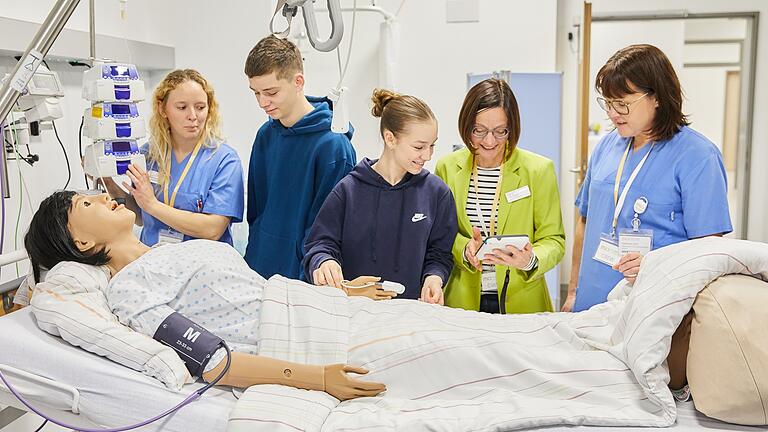 Beim Tag der offenen Tür an der neuen Pflegeschule in Ochsenfurt zählte 'Anne' zu den heimlichen Stars. Die Puppe erlaubt es den Auszubildenden, alltägliche Pflegesituationen, aber auch das richtige Verhalten bei medizinischen Notfällen zu üben.