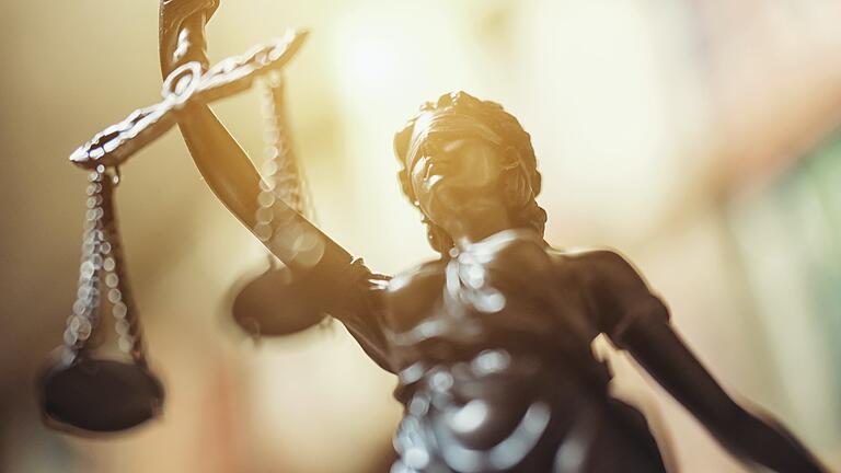 Vor dem Landgericht Schweinfurt ist jetzt das Urteil gegen zwei Brüder gefallen, die gemeinsam eine Bekannte in der Wohnung ihres Lebensgefährten vergewaltigt haben sollen.