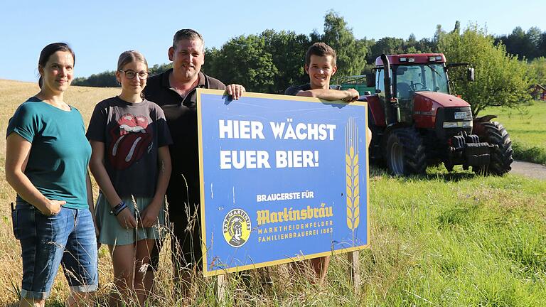 Braugerste für die Martinsbräu wächst auf dem Feld von Jochen Schäfer am Ortsrand von Hafenlohr. Im Bild: Kathrin Schäfer, Katharina Schäfer, Jochen Schäfer und Landwirt Johannes Heroth, der mit seinem Bruder Andreas (der gerade auf dem Mähdrescher sitzt) den Schäfers bei der Ernte hilft.