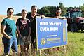 Braugerste für die Martinsbräu wächst auf dem Feld von Jochen Schäfer am Ortsrand von Hafenlohr. Im Bild: Kathrin Schäfer, Katharina Schäfer, Jochen Schäfer und Landwirt Johannes Heroth, der mit seinem Bruder Andreas (der gerade auf dem Mähdrescher sitzt) den Schäfers bei der Ernte hilft.