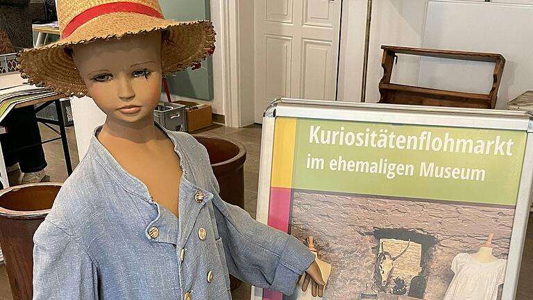 Das ehemalige Stadtmuseum entrümpelt: Allerlei Ausgefallenes kann auf dem Flohmarkt erworben werden.