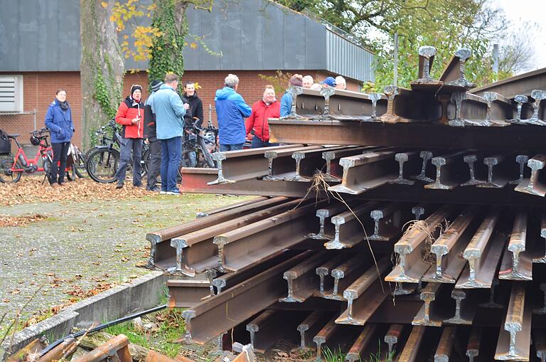 Alte Gleise neben der Strecke am ehemaligen Bahnhof Arnstein. Parkplätze und Möglichkeiten zur Busanbindung wären vorhanden. Alte Gleise neben der Strecke am ehemaligen Bahnhof Arnstein. Parkplätze und Möglichkeiten zur Busanbindung wären vorhanden.
