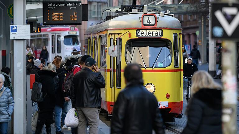 Eigentlich soll in der Würzburger Innenstadt alle fünf Minuten eine Straßenbahn fahren. Aktuell kann aber selbst mit den alten Bahnen der reguläre Takt nicht voll eingehalten werden. Eigentlich soll in der Würzburger Innenstadt alle fünf Minuten eine Straßenbahn fahren. Aktuell kann aber selbst mit den alten Bahnen der reguläre Takt nicht voll eingehalten werden.