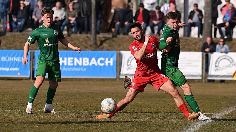 Aubstadts Timo Pitter (am Ball) erzielte nach seiner Einwechslung den zwischenzeitlichen Ausgleich zum 2:2 gegen die SpVgg Ansbach.