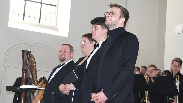 Die Solisten und der Dirigent ernteten viel Applaus (von links): Mathias Hammelmann-Simons, Eva Hackl, Anton Hoppe und Volker Hagemann. Die Solisten und der Dirigent ernteten viel Applaus (von links): Mathias Hammelmann-Simons, Eva Hackl, Anton Hoppe und Volker Hagemann.