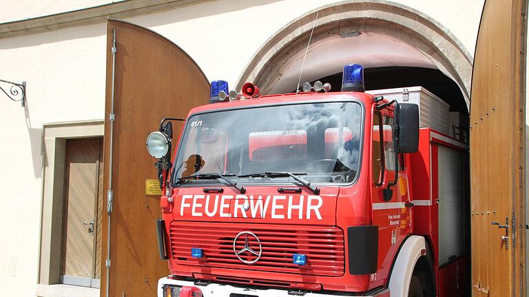 Gefährlich eng ist es für die Münnerstädter Feuerwehr in der Zehntscheune geworden. Jetzt soll ein neues Gerätehaus gebaut werden. Insgesamt will die Stadt rund elf Millionen Euro investieren.  Archiv/Thomas Malz       -  Gefährlich eng ist es für die Münnerstädter Feuerwehr in der Zehntscheune geworden. Jetzt soll ein neues Gerätehaus gebaut werden. Insgesamt will die Stadt rund elf Millionen Euro investieren.  Archiv/Thomas Malz