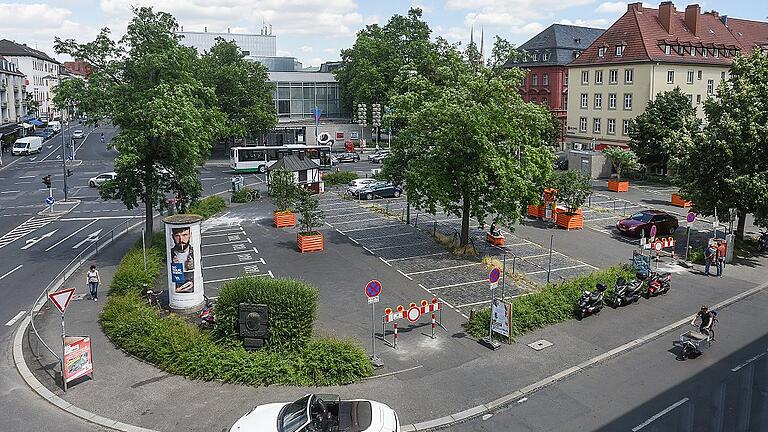 Der Kardinal Faulhaber Platz wurde aufgrund des Bürgerentscheides von der Stadt Würzburg ab dem 3. Juli 2017 für Autos gesperrt. Auf den Parklätzen wurden die Wanderbäume der LGS aufgestellt.