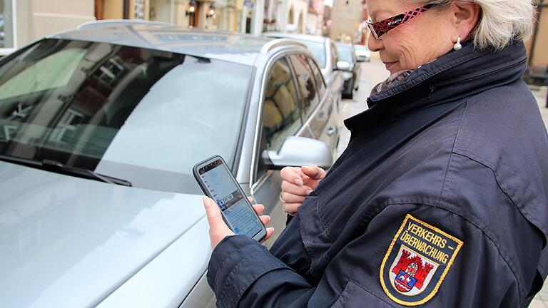 Ob ein Knöllchen notwendig ist, sieht Verkehrsüberwacherin Barbara Häusler künftig am Parkschein hinter der Windschutzscheibe oder auf ihrem Smartphone mit der Parkster-Überwachungs-App. Ob ein Knöllchen notwendig ist, sieht Verkehrsüberwacherin Barbara Häusler künftig am Parkschein hinter der Windschutzscheibe oder auf ihrem Smartphone mit der Parkster-Überwachungs-App.