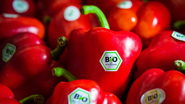 Grüne für mehr Bio in der Kantine - Die Bio-Landwirtschaft in Bayern soll wachsen. Derzeit ist das Angebot von Bio-Lebensmitteln etwa in Kantinen gering. Der Freistaat soll deshalb nun dort mit gutem Vorbild voran gehen. Grüne für mehr Bio in der Kantine - Die Bio-Landwirtschaft in Bayern soll wachsen. Derzeit ist das Angebot von Bio-Lebensmitteln etwa in Kantinen gering. Der Freistaat soll deshalb nun dort mit gutem Vorbild voran gehen.