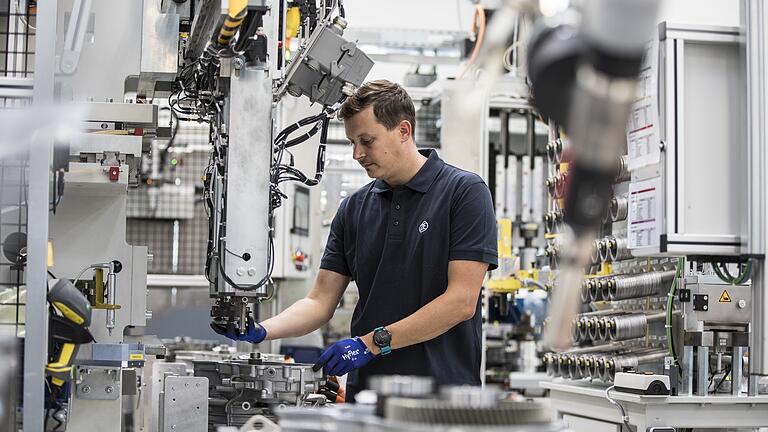 Konjunkturpakete und Kurzarbeit stabilisieren den Arbeitsmarkt der Region Main-Rhön auch im Juli - nicht nur in der Metallindustrie. Im Bild: Szene aus der Produktion bei ZF in Schweinfurt.