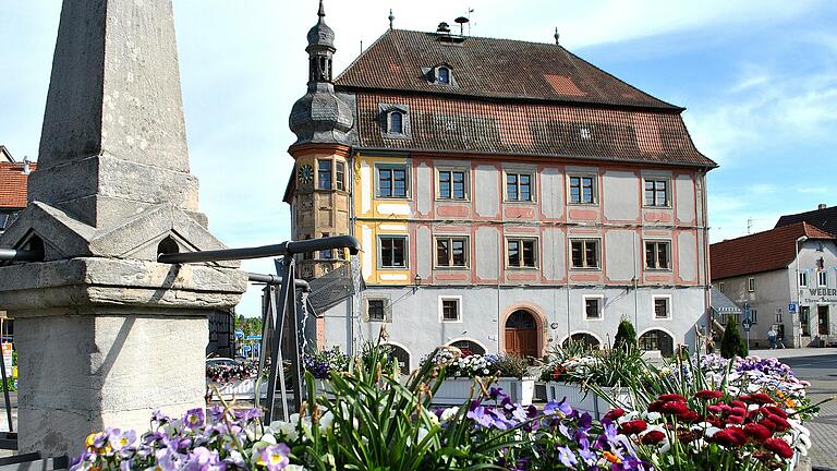 Es bröckelt: Stadtrat und Verwaltung hoffen, dass der Antrag in einem&nbsp; Bundesförderprogramm angenommen wird und damit hohe Zuschüsse für die Dach- und Fassadensanierung des Bad Königshöfer Rathauses fließen.